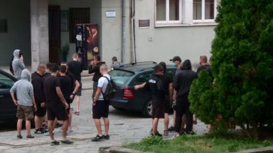 Футболни агитки опитаха да нахлуят на събитие на ЛГБТ организация в Пловдив