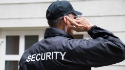 Мъж и жена се оплакаха от агресия от страна на охранител в офис на НАП-Русе (видео)