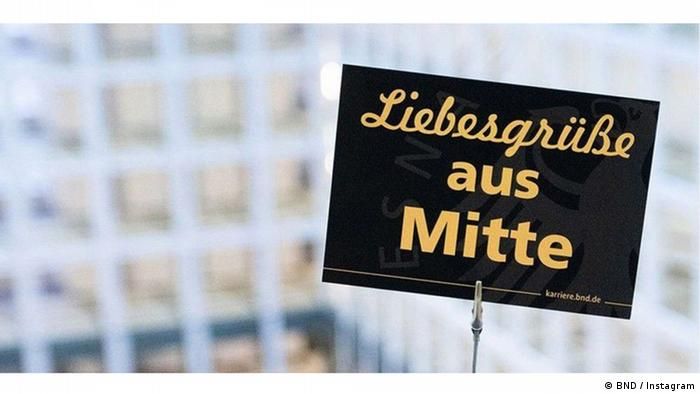 Посланието означава "поздрави от Берлин" (Mitte e известен голям район в центъра на града)