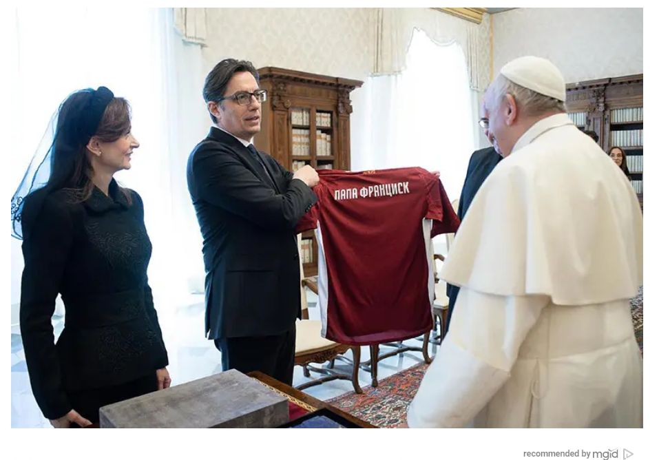 Стево Пендаровски подари на папа Франциск тениска с неговото име на гърба