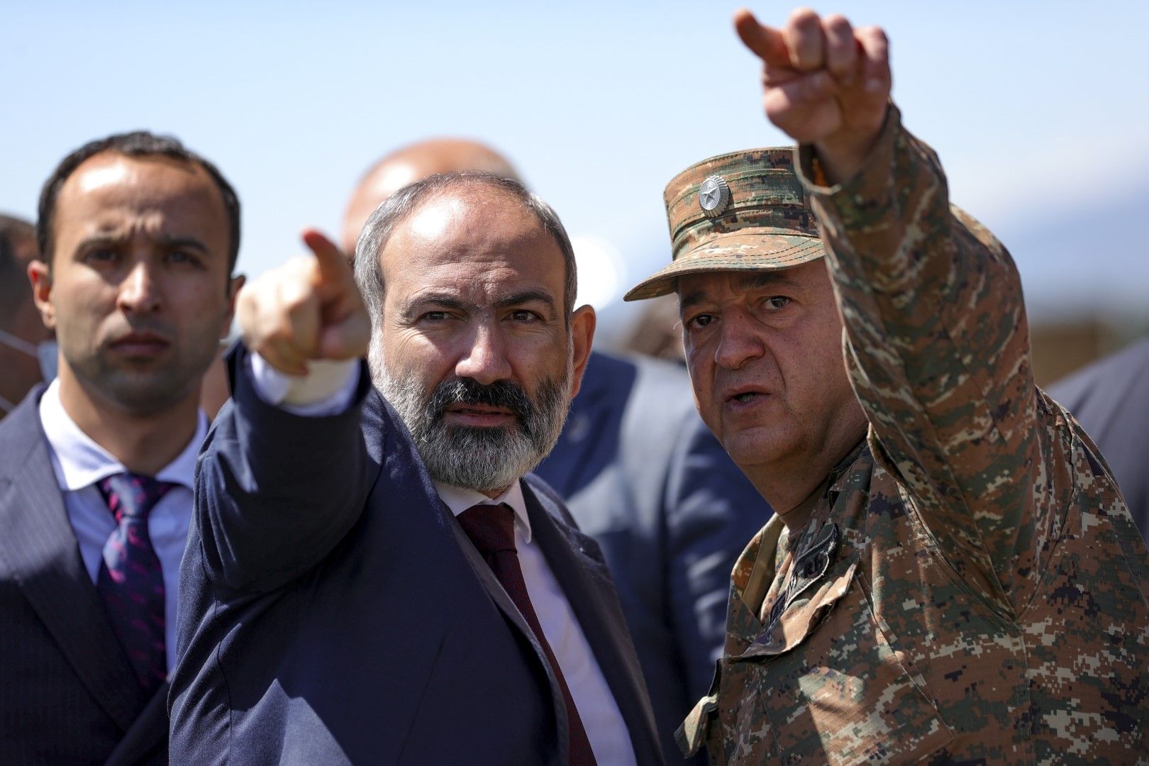 Премиерът на Армения Никол Пашинян сред военни командири на страната си