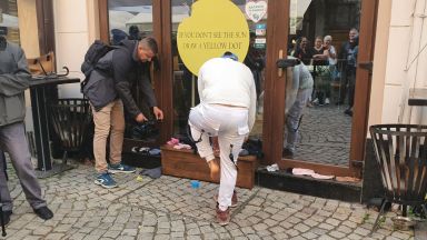 Над 100 пловдивчани се събраха пред заведението на адвоката Ивайло