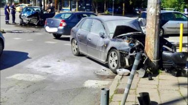 Петима абитуриенти пострадаха при челен сблъсък на два автомобила в София