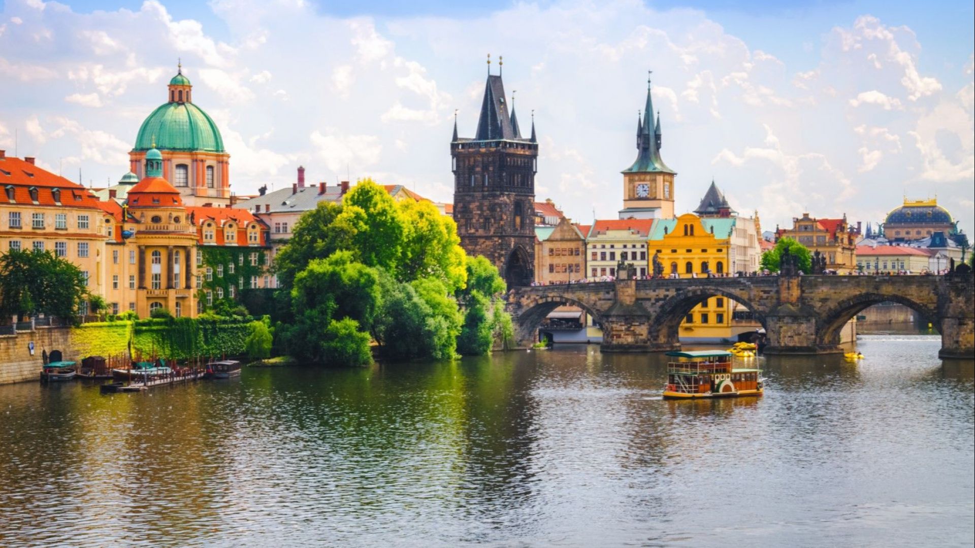 Десетки служители на руското посолство в Прага напуснаха Чехия след ултиматум