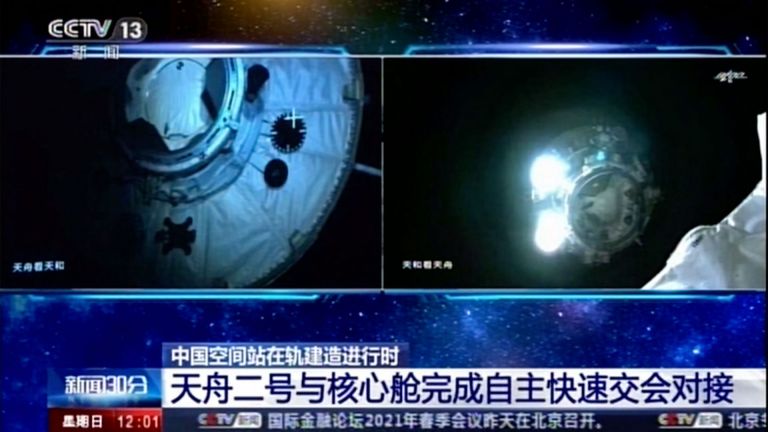 Китайският товарен космически кораб се скачи  с орбиталната станция