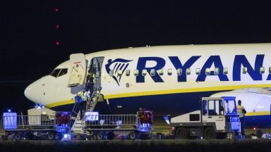 Германската полиция претърсва часове самолет на "Райънеър", кацнал непредвидено в Берлин