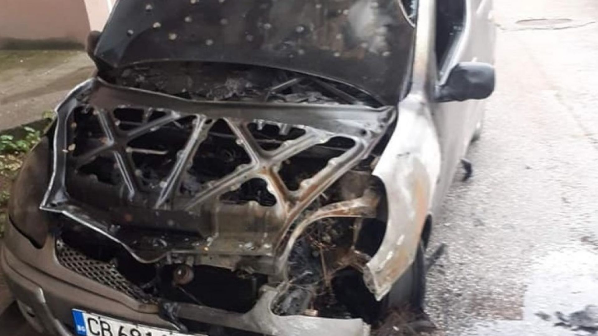 Подпалиха автомобил на инспектор от ДАИ (снимки)