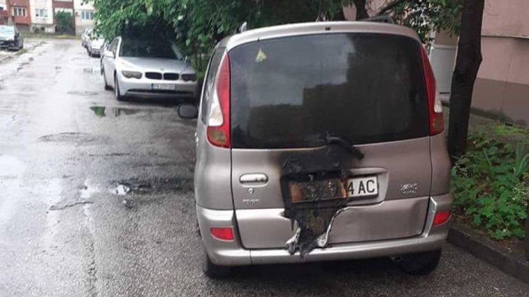 С коктейли Молотов са запалили колата на инспектора от ДАИ-Пазарджик