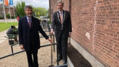 20 храста от традиционната българска роза Дамасцена дарени от Община