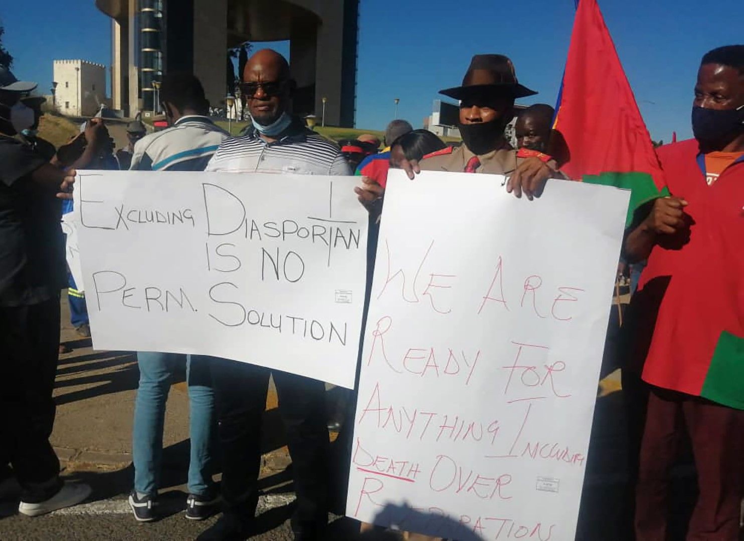 Граждани държат транспаранти на протест в Уиндхук, Намибия, в деня, в който Германия призна за геноцид в африканската държава 