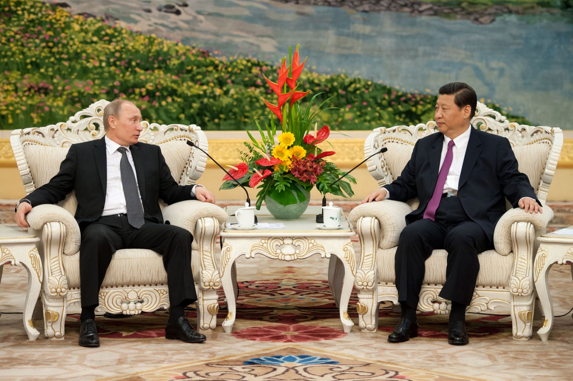 Президентът на Русия Владимир Путин присъства на среща с председателя на Китай Си Дзинпин преди срещата на върха на Шанхайската организация за сътрудничество (ШОС) в Голямата зала на народа, 6 юни 2012 г., Пекин (Снимка: Getty Images)