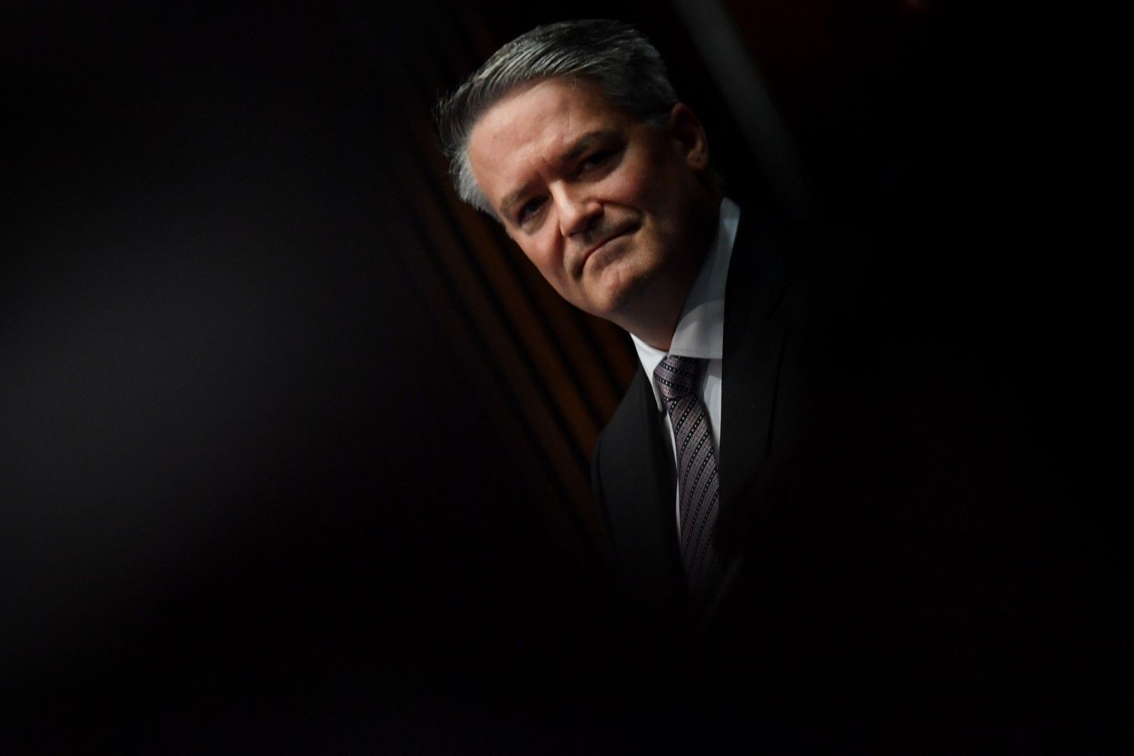 Матиас Корман, сниман по време на пресконференция в Канбера на 8 октомври 2020 г., като все още министър на финансите на Австралия