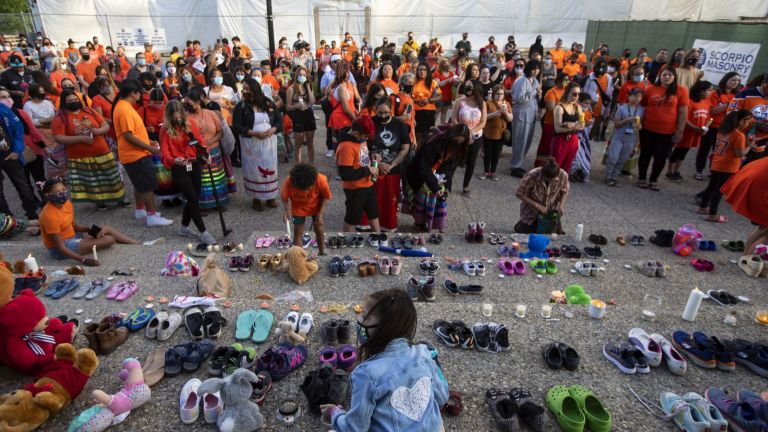 На територията на бивше училище, което е имало и жилищна