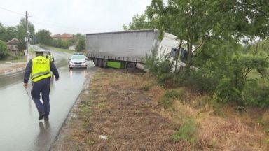 За пореден път ТИР се заби в имот в Гложене