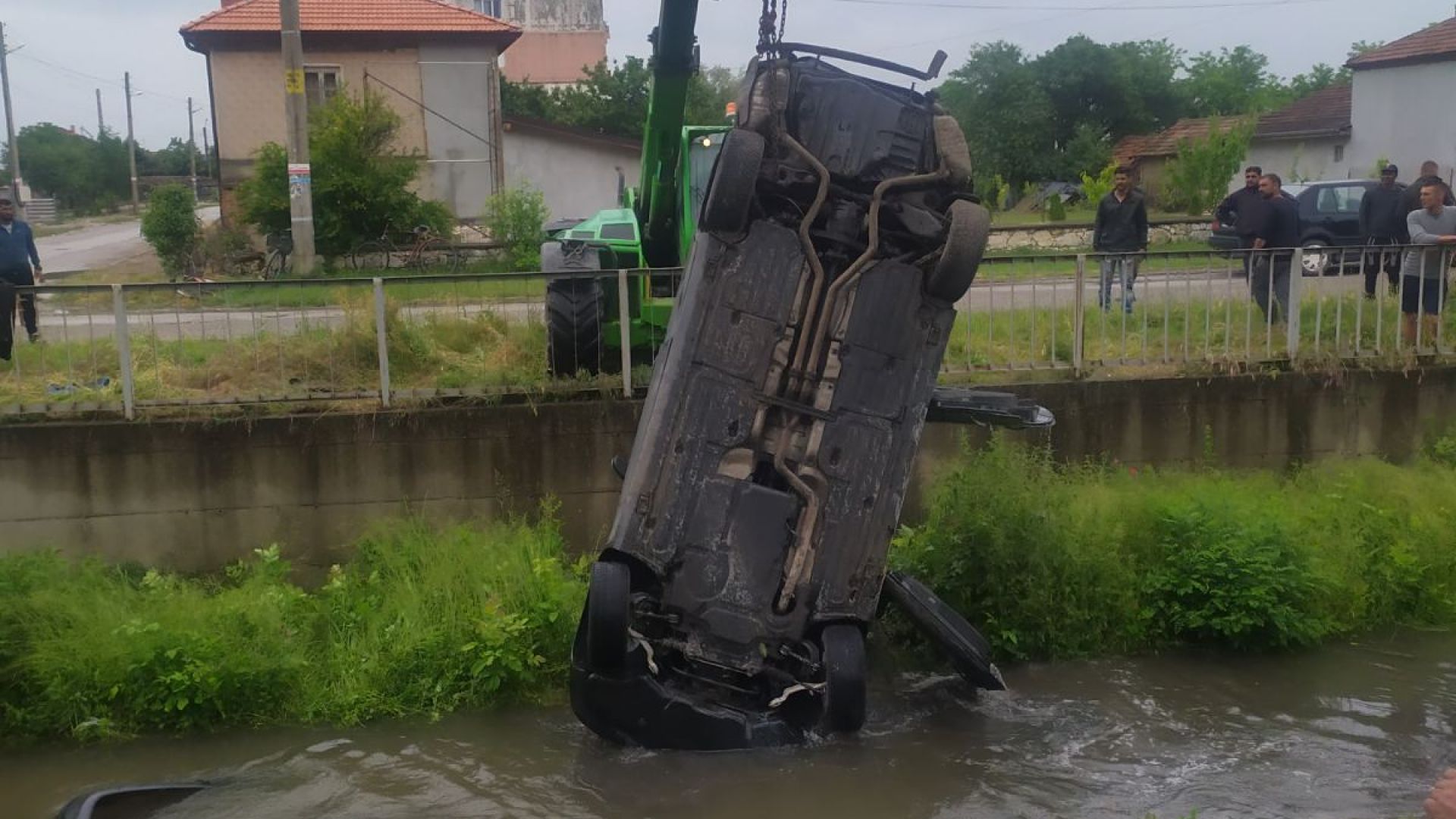 Пиян шофьор се обърна с колата си в река Сребра, вадиха я с кран (снимки)