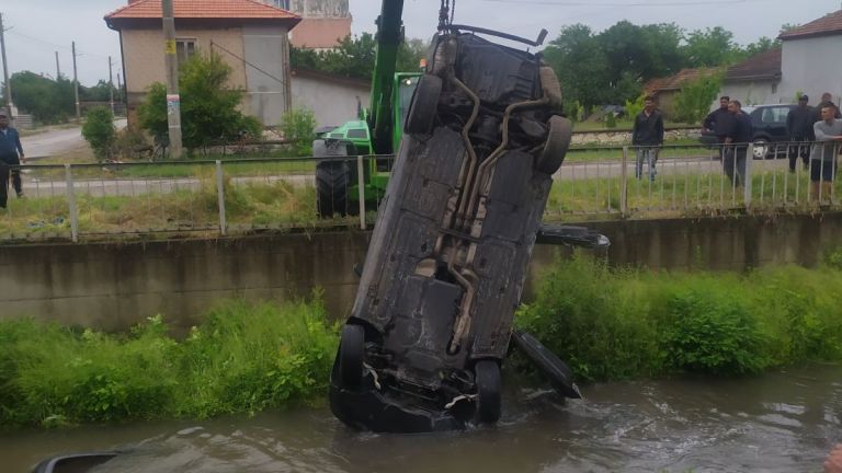 39-годишен пиян шофьор се обърна с колата си в река