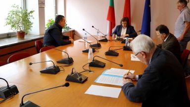 Председателят на БСП Корнелия Нинова подписа споразумения с още три