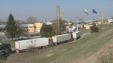 Опашка от камиони на Дунав мост при Русе се образува