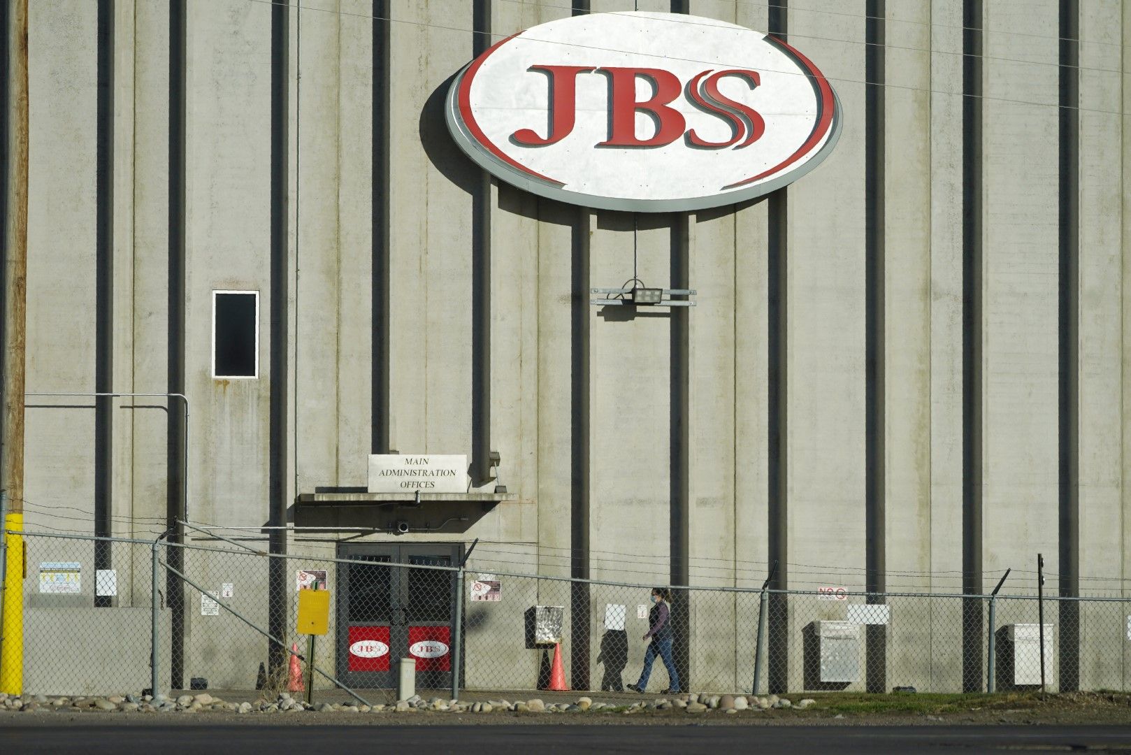 Работник се насочва към завода за преработка на месо JBS в Грийли, Колорадо. Най-голямата месна компания в света бе атакувана от хакери