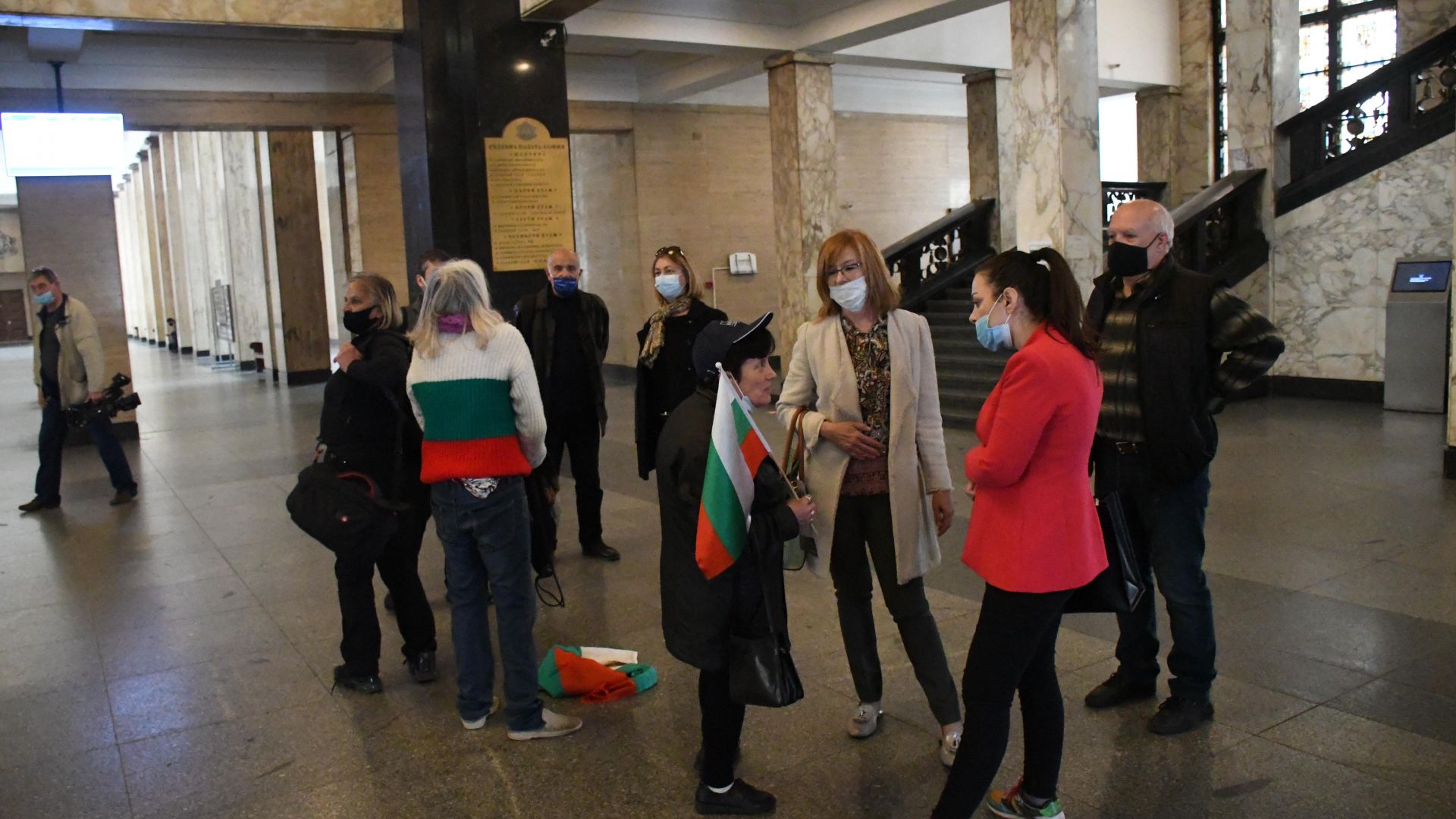 Група недоволни нахлу в Съдебна палата и блокира кабинета на Иван Гешев (снимки)