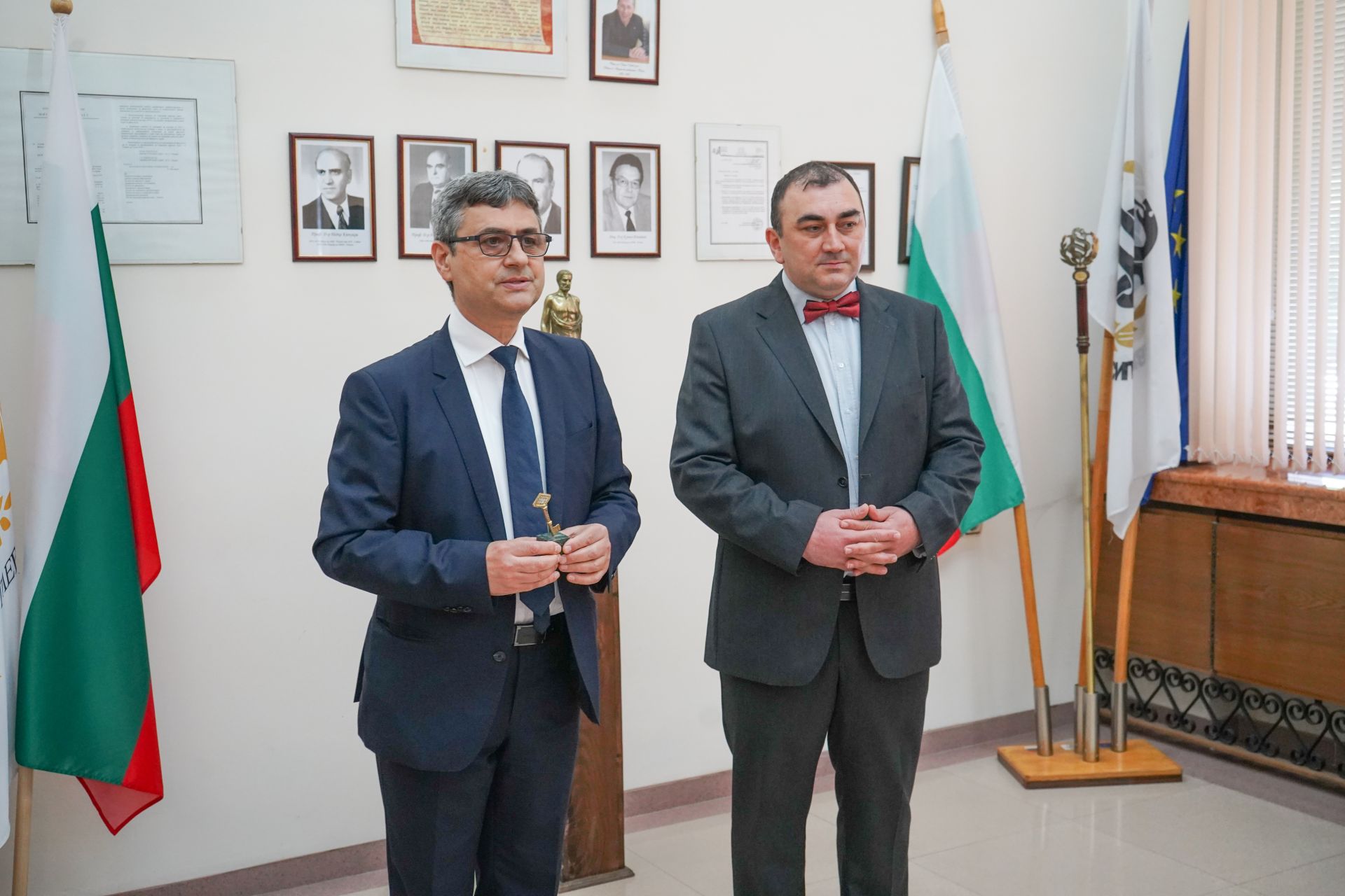 Професор Славчо Томов (вляво) връчи на новия ректор проф. д-р Добромир Димитров символично ключа на висшето училище