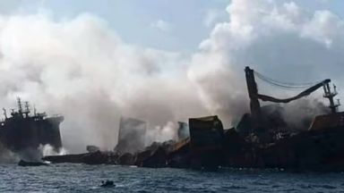 Горящият кораб край Шри Ланка потъва, има опасност от екологично бедствие (снимки/видео)