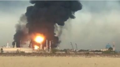 Голям пожар избухна в рафинерия в Техеран (видео)