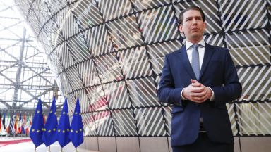 Австрийският канцлер Себастиан Курц обяви че подава оставка след като