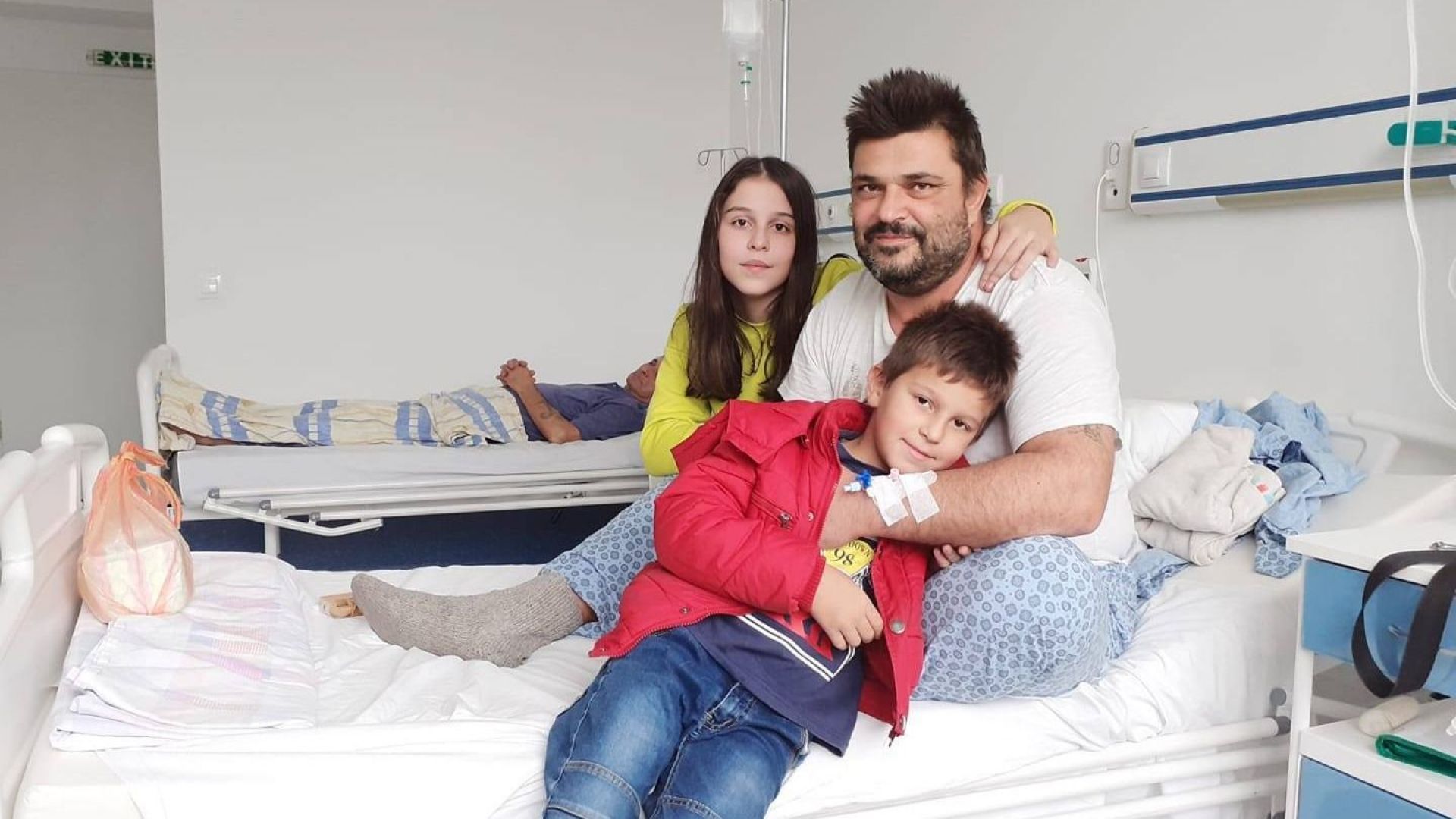 Да помогнем на самотен баща с две деца, който страда от болестта на Бюргер