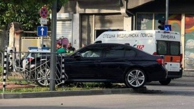 БМВ се заби в патрулка на възлово кръстовище в центъра на Пловдив