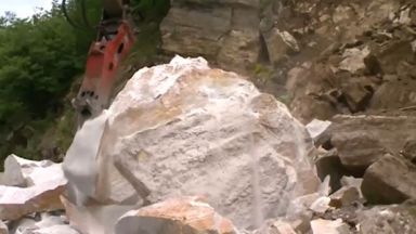 Над 100 тона скали и пръст рухнаха на пътя Кричим-Девин