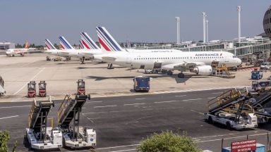 Френските власти изолираха самолет кацнал на парижкото летище Роаси заради