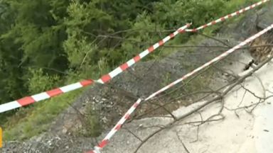 Свлачище поглъща единствения път до села и махали край Своге