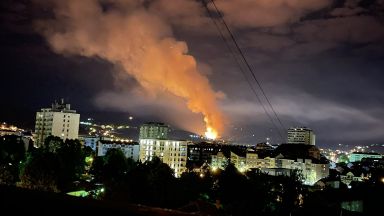 Експлозии разтърсиха сръбския град Чачак, гори оръжейна фабрика (снимки/видео)