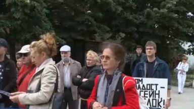 Жители на Варна се събраха на протест пред емблематичния плувен
