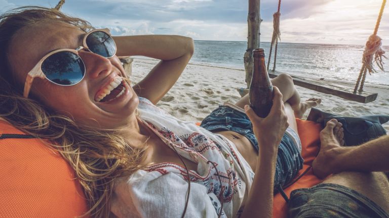 Науката: Защо времето отлита като миг, когато сме на почивка?