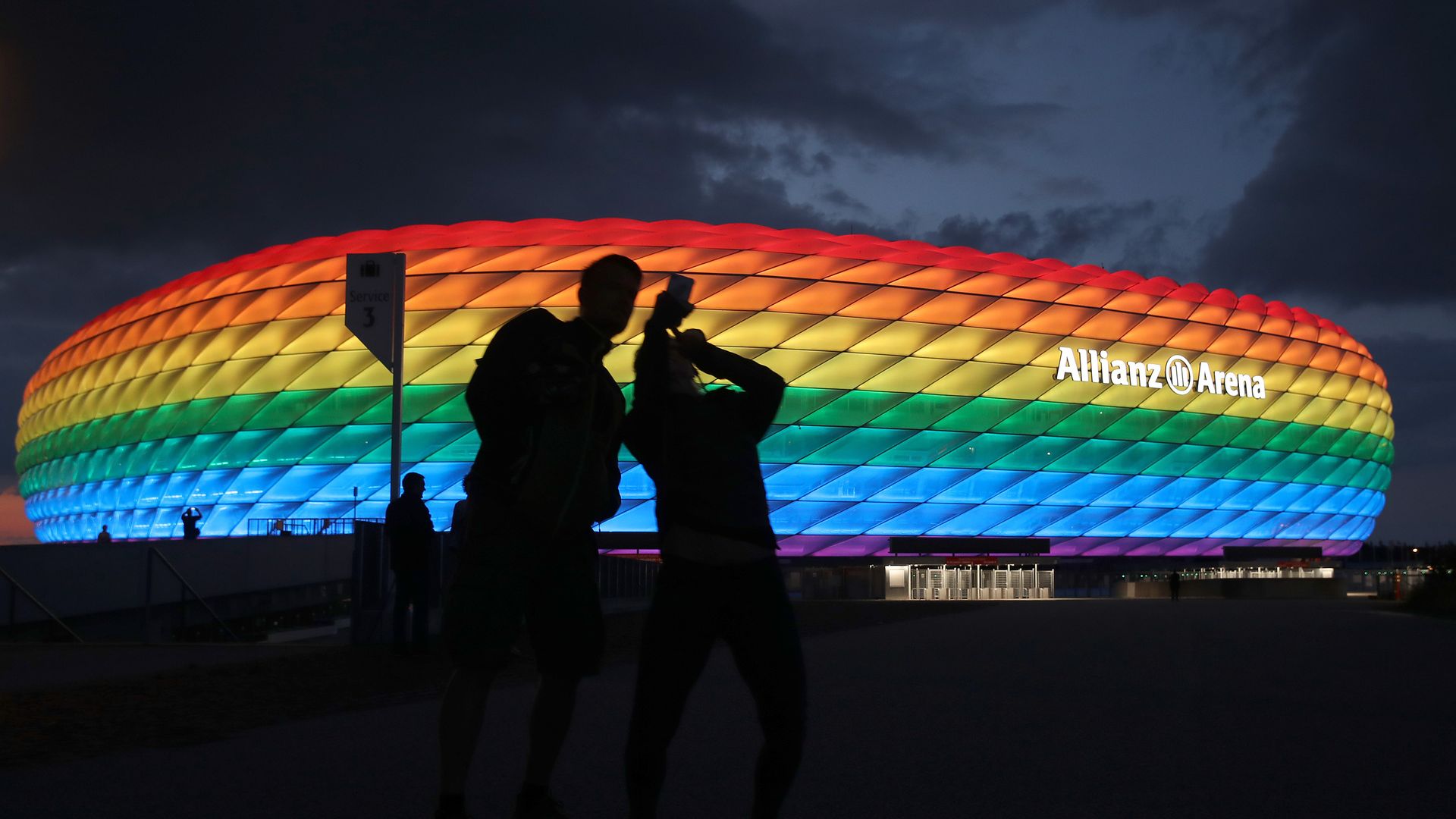 УЕФА забрани на "Алианц Арена" да грее в цветовете на дъгата