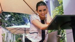 Деси Цонева се разходи из столицата в ултра къси панталонки