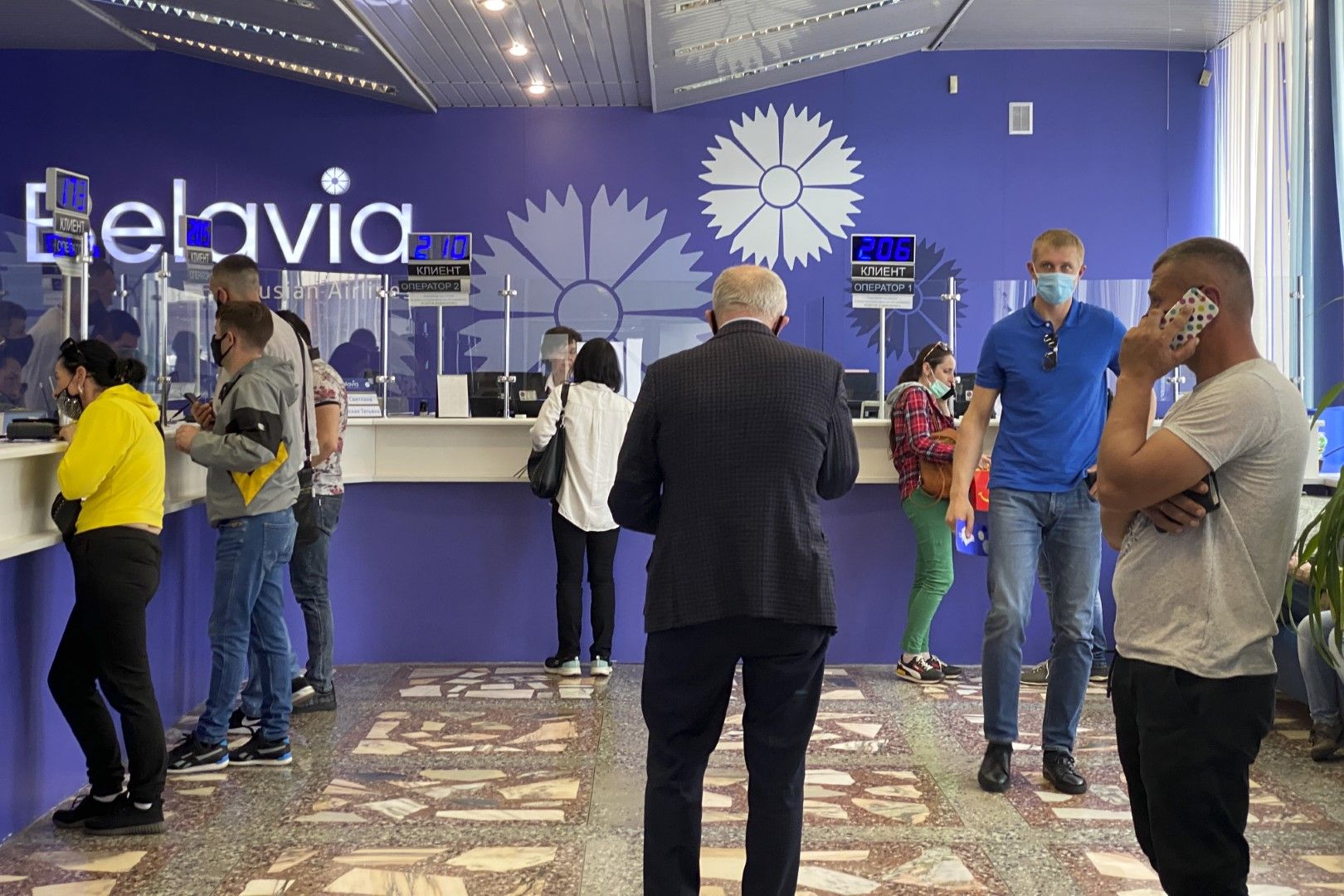 Пътници на беларуската авиокомпания Белавиа връщат билетите си заради европейските санкции