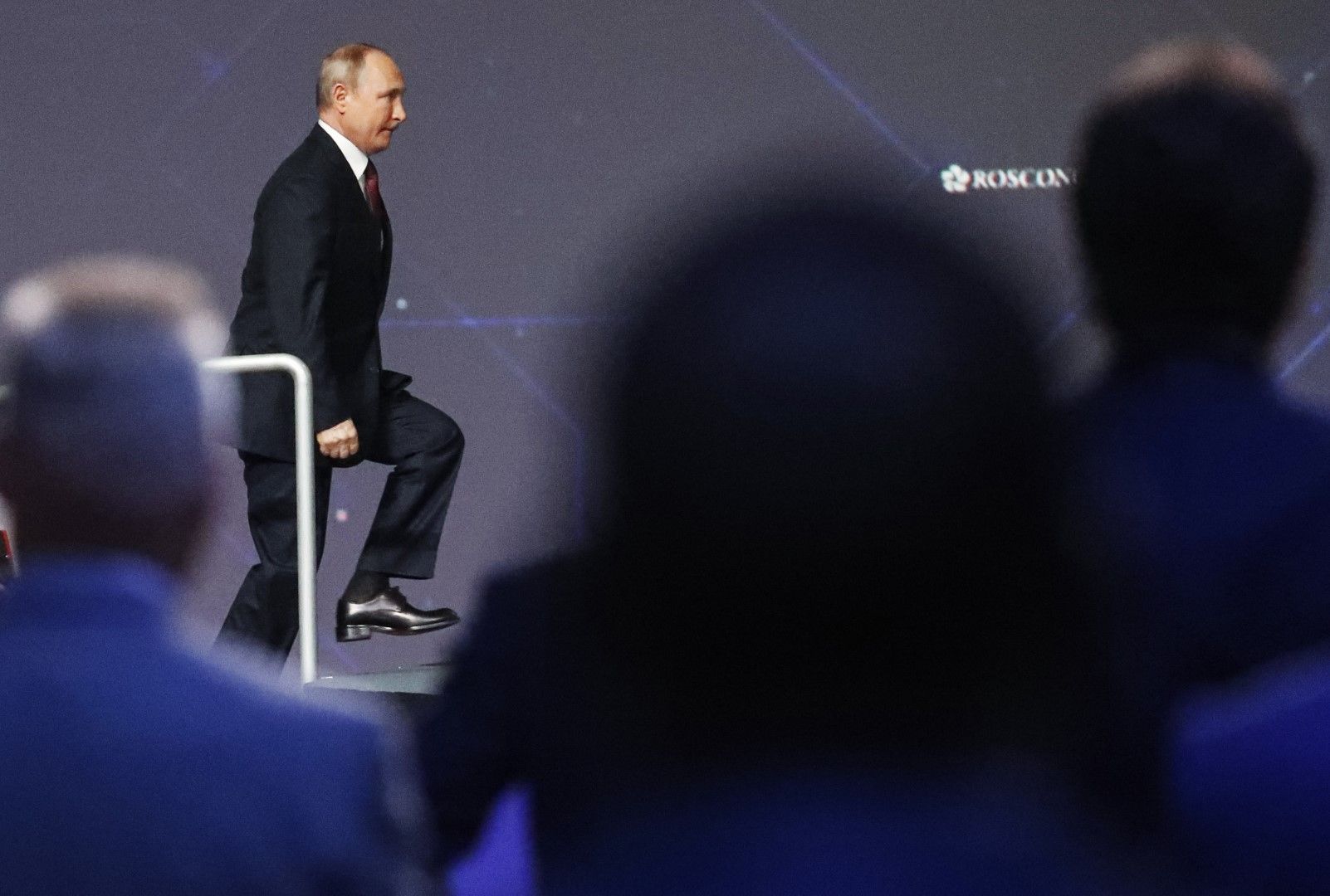 Президентът на Русия Владимир Путин влиза в залата по време на форума в Санкт Петербург, 4 юни 2021 г.