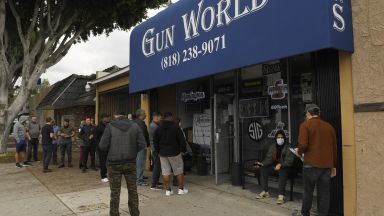 Насред вълната от насилие в САЩ съдия отмени забраната за автоматични оръжия в Калифорния