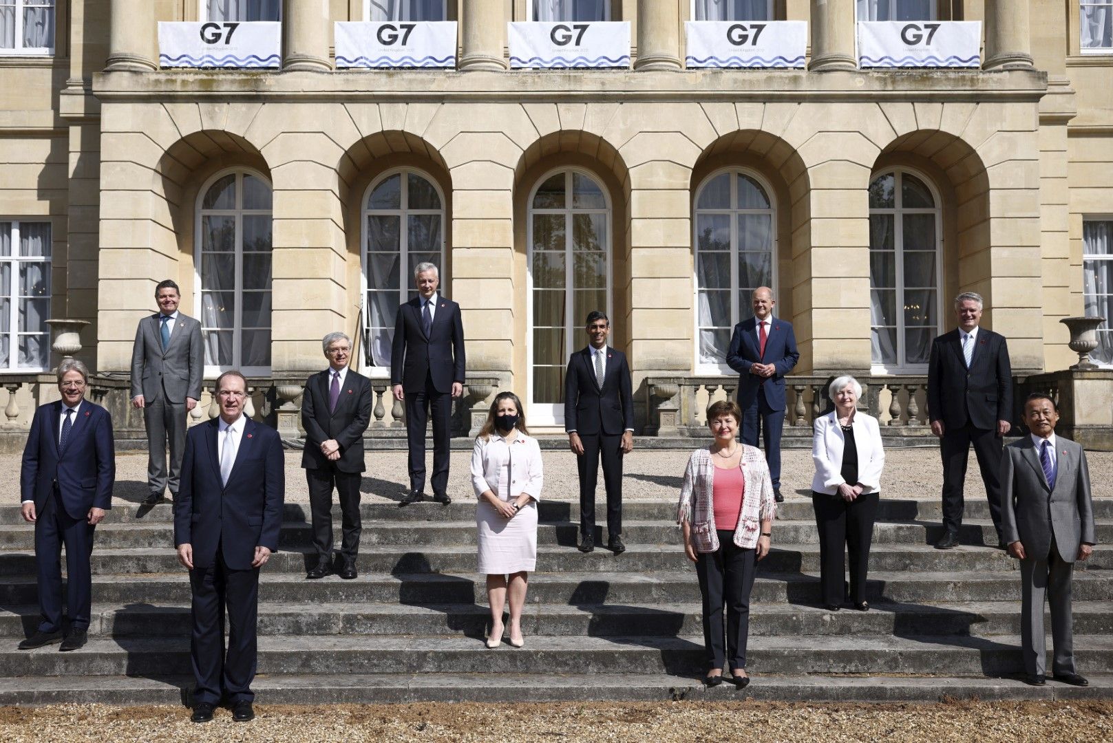 Финансовите министри на страните от Г-7, заедно с тях са ръководителите на МВФ и Световната банка и еврокомисарят по финансите
