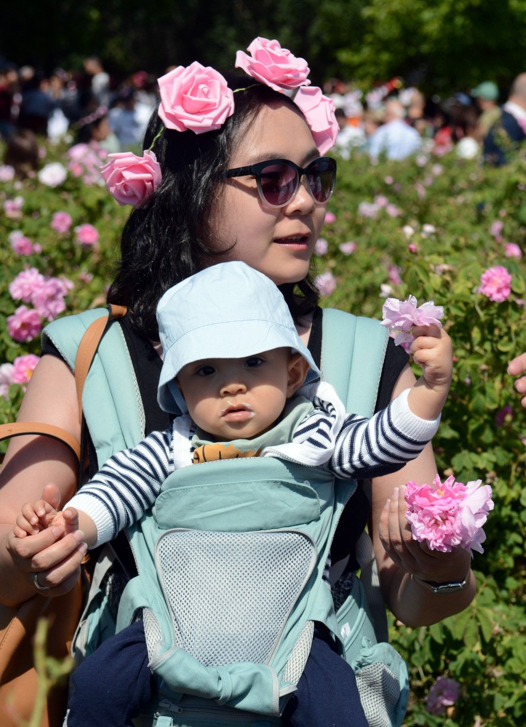  Казанлък (6 юни 2021) Автентичния обред розобер край Казанлък, събра посетители и туристи от целия свят в розовите масиви край града. Събитието е част от 118-ия Празник на розата 