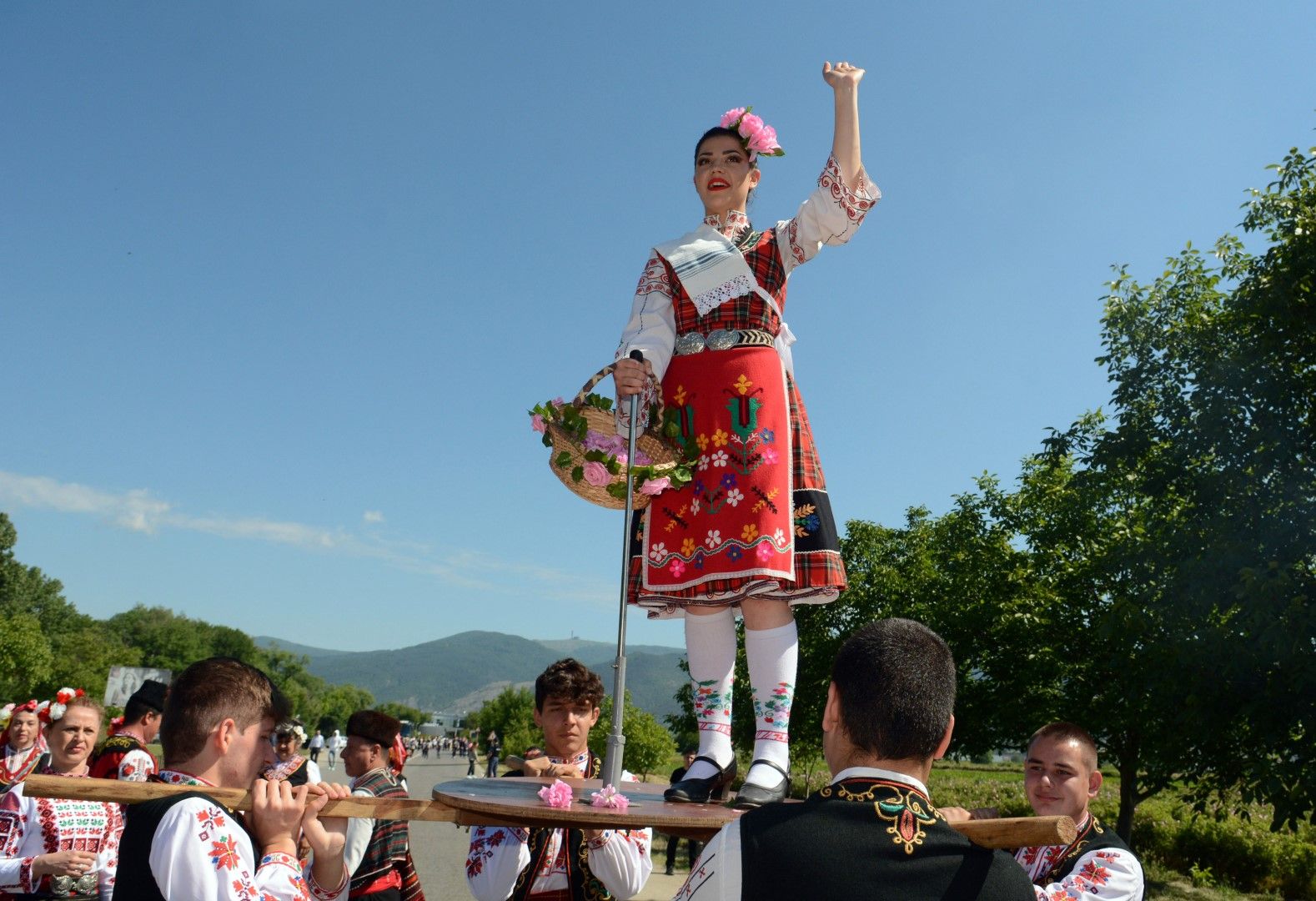 Казанлък (6 юни 2021) Автентичния ритуал розобер край Казанлък, събра гости и туристи от цял свят в розовите масиви край града. Събитието е част от 118-ия Празник на розата. 