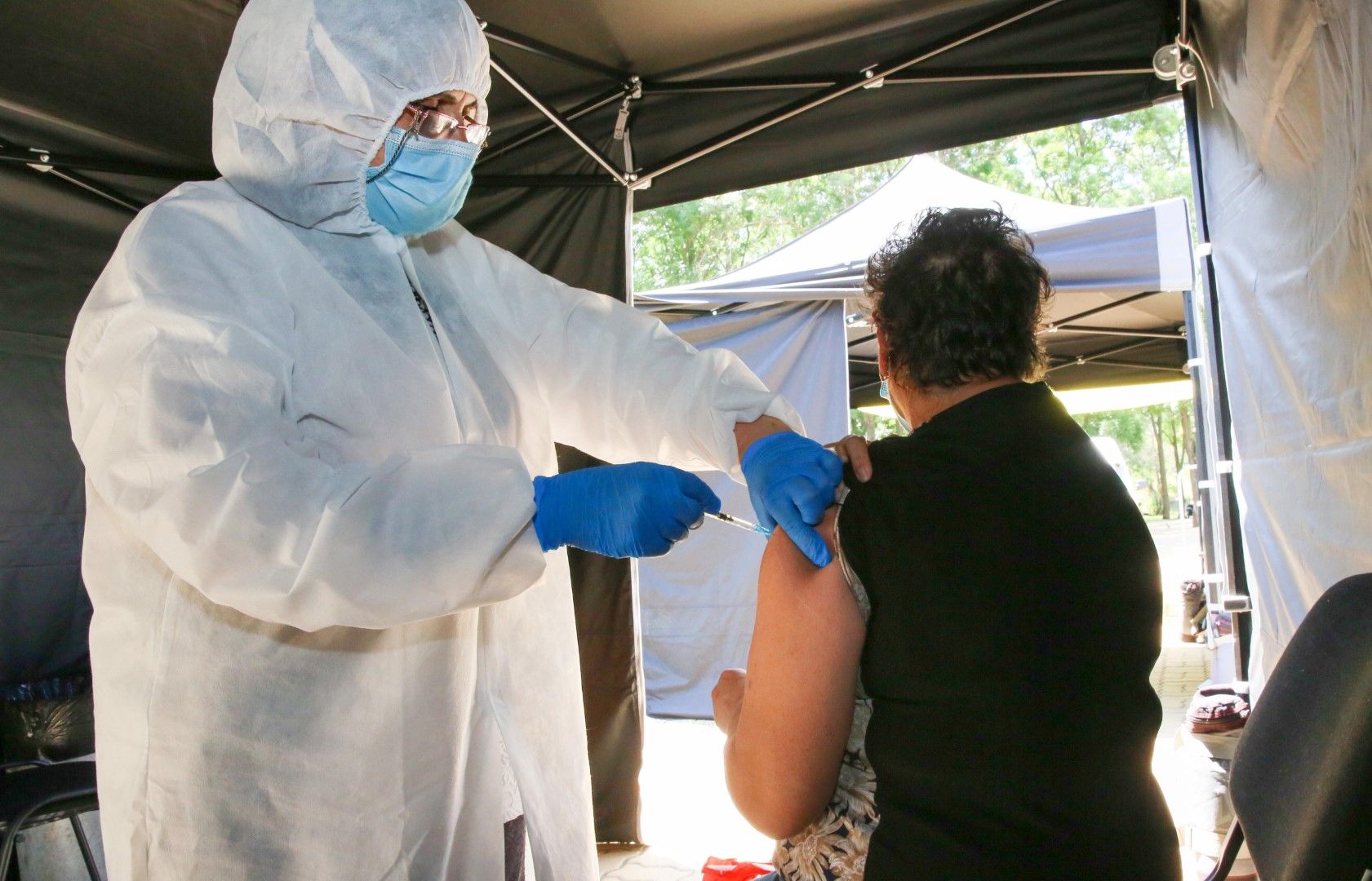 В Северен парк лекарски екипи от общински болници ваксинират срещу коронавирус. В мобилния пункт разполагат с различни видове ваксини, 5 юни