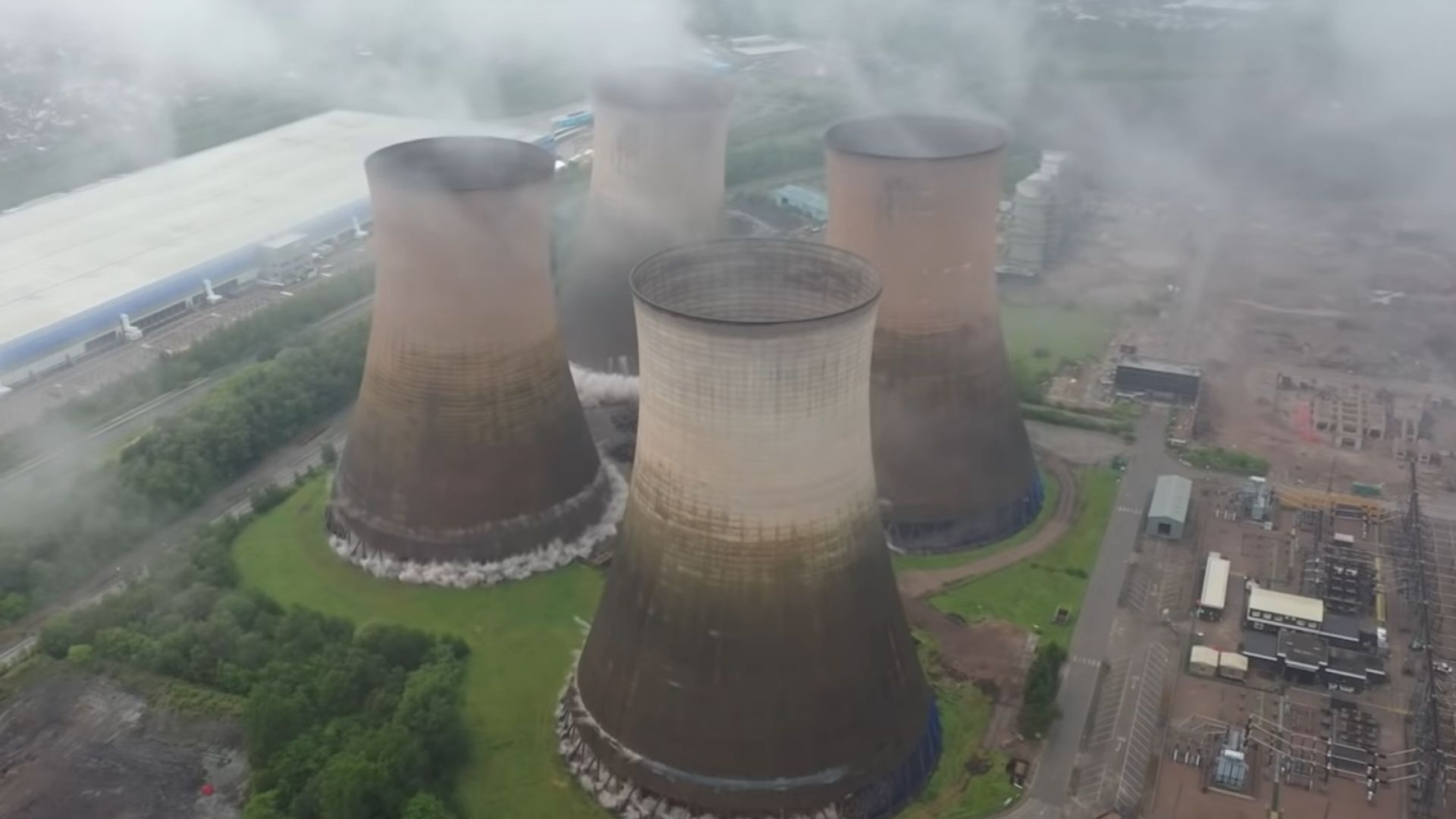 Зрелищно разрушиха част от въглищна електроцентрала във Великборитания (видео)
