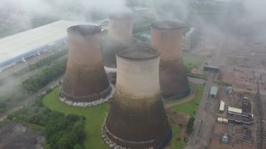  Зрелищно унищожиха част от въглищна електроцентрала във Великборитания (видео) 