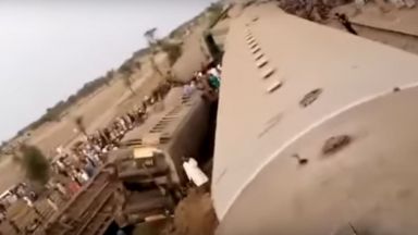 Десетки загинали при катастрофа на два влака в Пакистан (Видео)