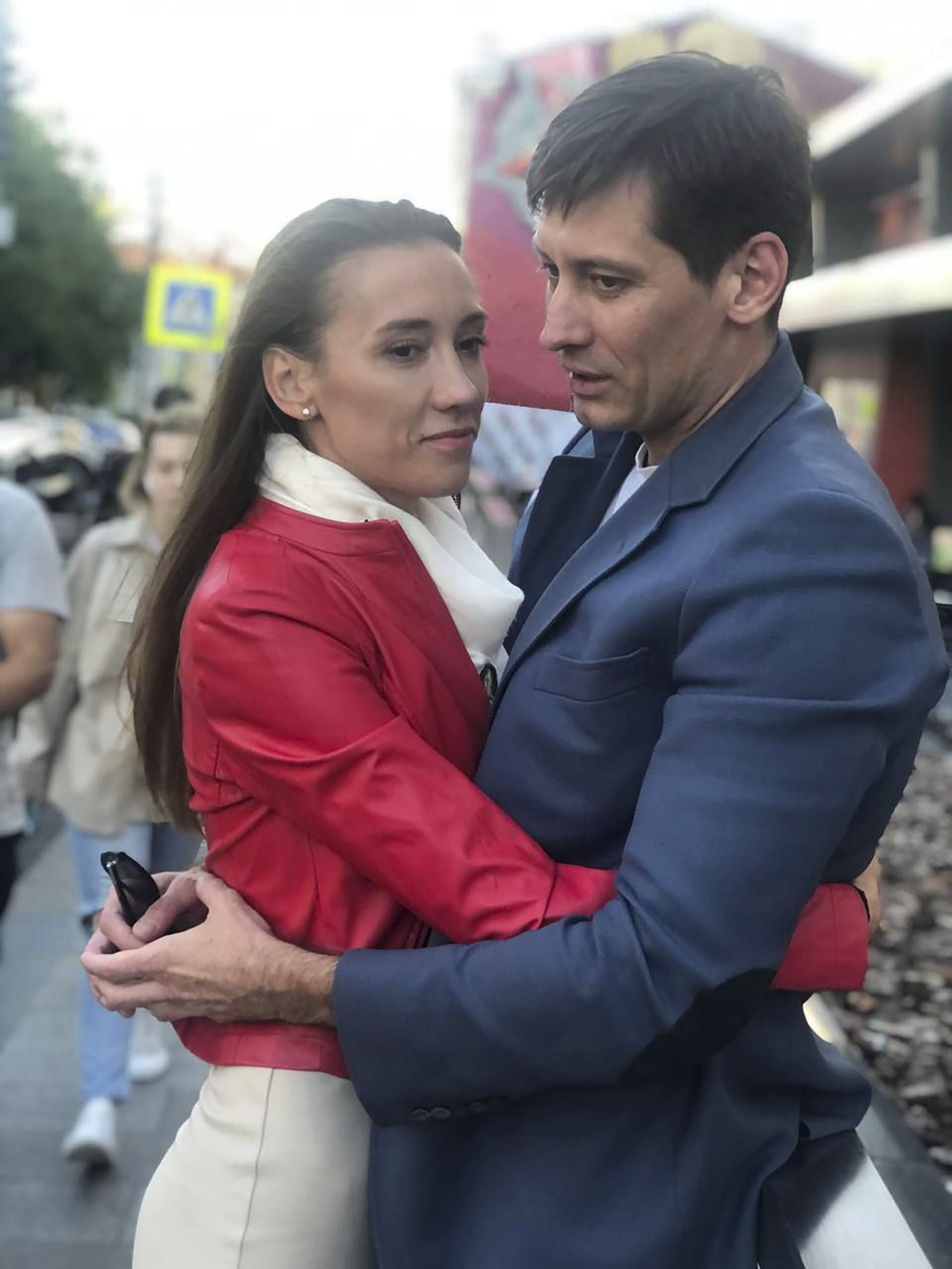 Грудков със съпругата си Валерия след излизането от ареста
