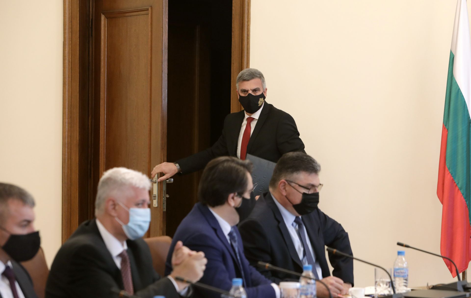 Премиерът Янев влиза в заседателната зала